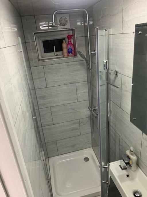 Cosy Flat-just Renovated-free Street Parking & Independent Entrance Apartment
